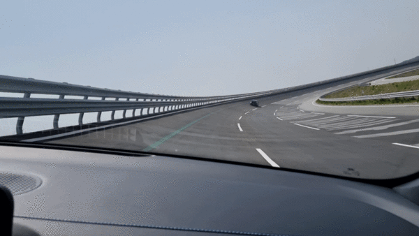 한국타이어 전기차 전용 타이어 아이온(iON)을 장착한 현대자동차 고성능 전기차 아이오닉5 N에 탑승해 경사코스(뱅크)를 주파했다. 기아아 고성능 전기차 EV6 GT가 앞서 달려가고 있다. / 영상=최동훈 기자