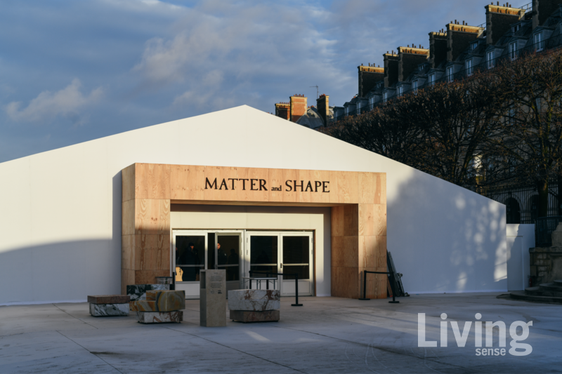 고전적인 파리의 배경을 뒤로하고 현대적인 표현을 도입한 매터 & 셰이프 입구. ©Celia Spenard-Ko