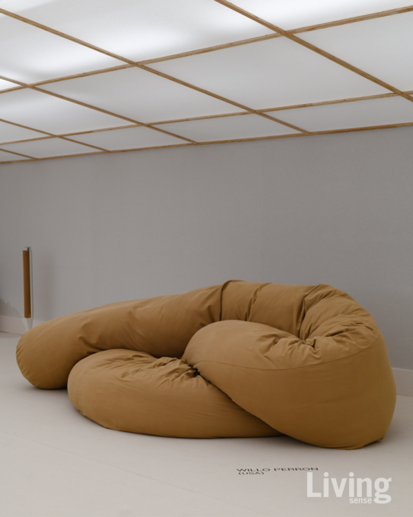 윌로 페론의 빈백 ‘소시지’는 오가는 이들을 배려한 작은 안식처다. 내추럴한 얼시 컬러를 선택한 것도 편안함을 배가하기 위한 디자이너의 의도가 담겨 있다. ©Celia Spenard-Ko