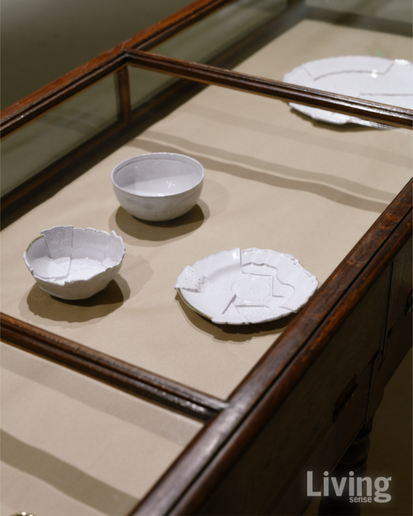 사카이와 아스티에 드 빌라트는 킨츠키 공예 미를 부각시킨 9개의 테이블웨어를 선보였다. ©Celia Spenard-Ko