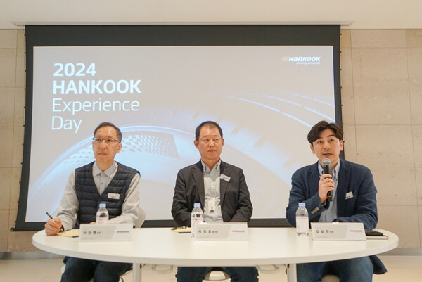 한국타이어앤테크놀로지 임직원들이 지난 16일 오전 경기 성남시 판교에 위치한 본사에서 취재진과 질의응답을 진행하고 있다. 왼쪽부터 이진영 상품전략팀 상무, 박정호 마케팅총괄 겸 경영혁신총괄 부사장, 김승현 EV마케팅팀 팀장. / 사진=한국타이어앤테크놀로지