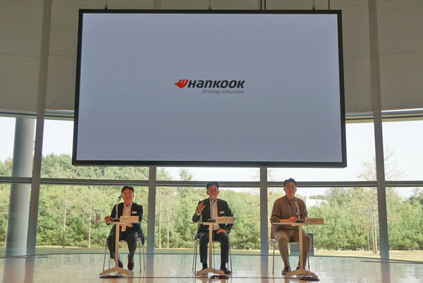 한국타이어 임직원들이 지난 16일 오후 대전 유성구 소재 한국테크노돔에서 취재진과 질의응답을 진행하고 있다. 왼쪽부터 길기종 RE개발담당 상무, 구본희 연구개발혁신총괄(부사장), 정문철 PCR모델 프로젝트 리더. / 사진=한국타이어앤테크놀로지