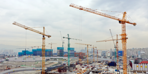 출혈경쟁을 최소화하는 건설사들이 늘어나면서 경쟁입찰 대신 수의계약으로 시공사를 찾는 사례가 강남권에서도 확산하고 있다. 사진은 공사를 진행중인 수도권의 한 아파트 공사현장. / 사진=연합뉴스