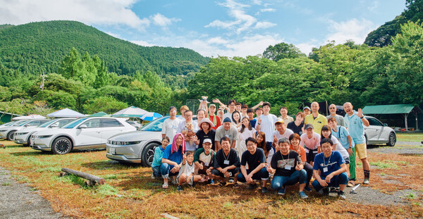 현대차 일본법인이 아이오닉5의 전력외부공급(V2L) 기능을 마케팅 소재로 한 캠핑 이벤트를 개최한 후 참가자들과 기념촬영하고 있다. / 사진=현대자동차 일본법인