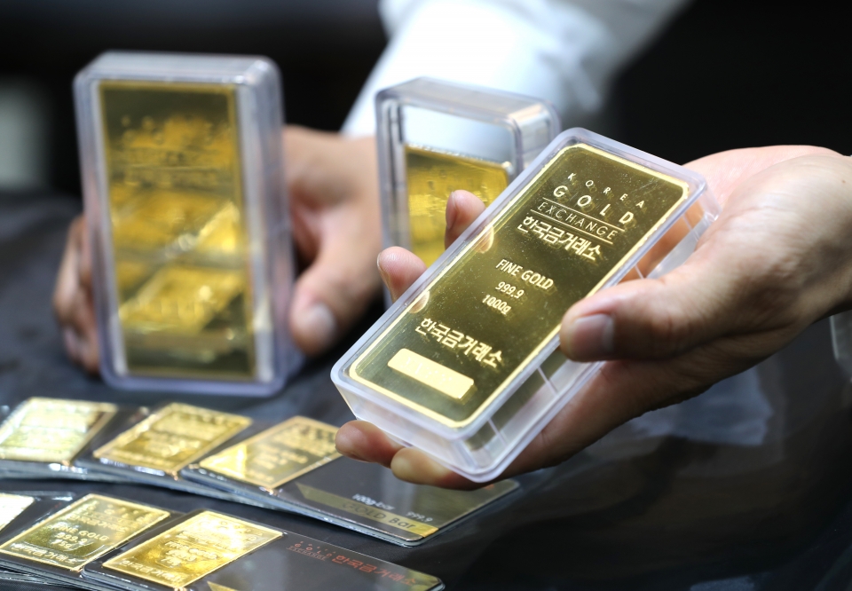 국내 금 거래대금이 한 달 새 큰 폭으로 뛰었다. 한국거래소에 따르면 이달 1~19일 국내 금 시장의 하루 평균 금 거래대금은 169억1000만원으로 집계됐다. 사진은 서울 종로구 한국금거래소의 골드바. / 사진=연합뉴스