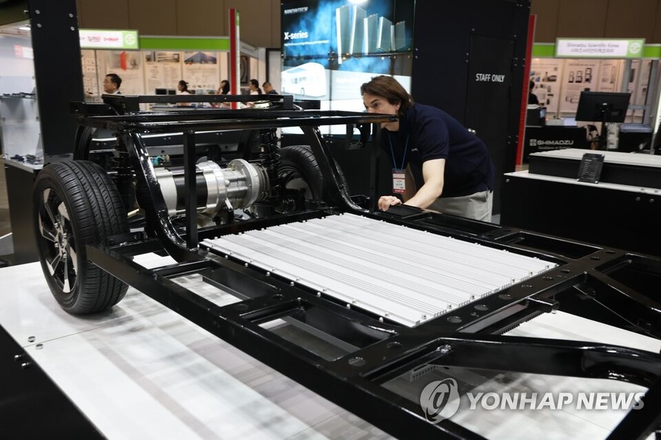 작년 6월 27일 경기 고양시 킨텍스에서 열린 2023 세계 배터리 & 충전 인프라 엑스포에서 전기차용 리튬이온 배터리가 전시되어 있다. / 사진=연합뉴스