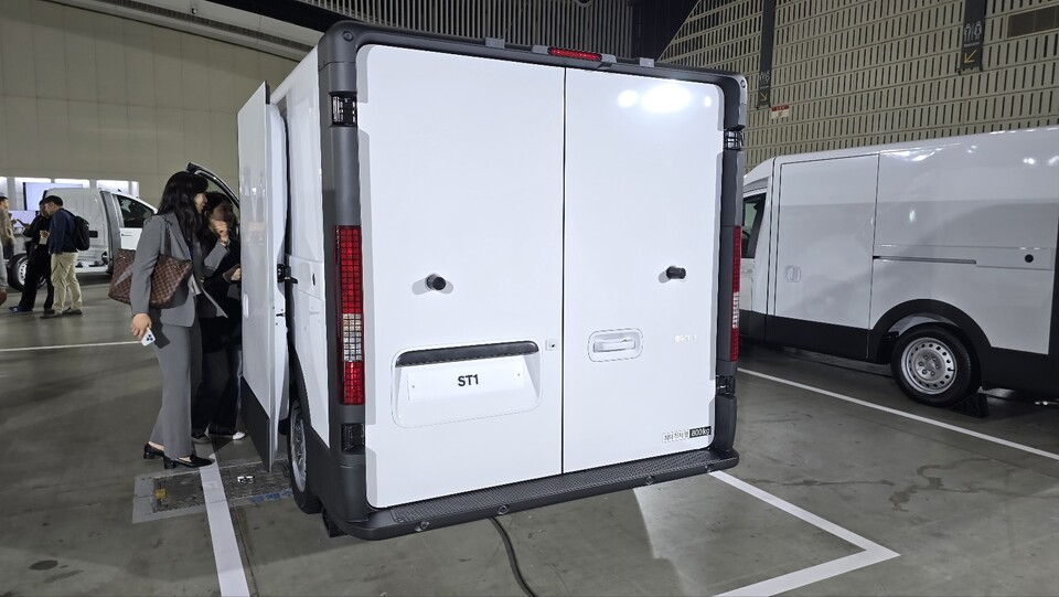 ST1 전면, 측면, 후면 모습. / 사진=박성수 기자