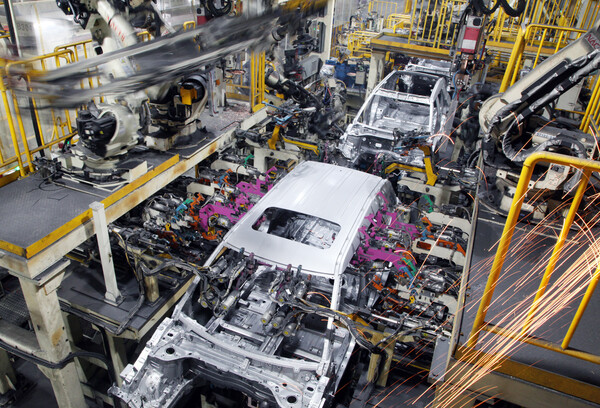 경기 평택시 소재 KG모빌리티 평택공장의 차체1공장에서 차체가 만들어지고 있다. / 사진=KG모빌리티