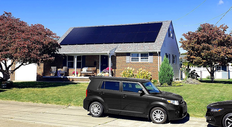 미국 웨스트버지니아주의 한 주택에 설치된 한화큐셀의 주거용 태양광 모듈. / 사진=한화