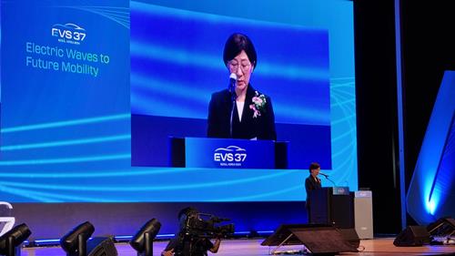 한화진 환경부 장관이 24일 코엑스에서 EVS37 개최를 기념하는 축사를 전하고 있다. / 사진=최동훈 기자