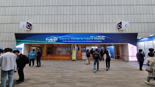 24일 서울 삼성동 코엑스에서 개최된 세계 전기차 학술대회 및 전시회 EVS37의 출입구 전경. / 사진=최동훈 기자