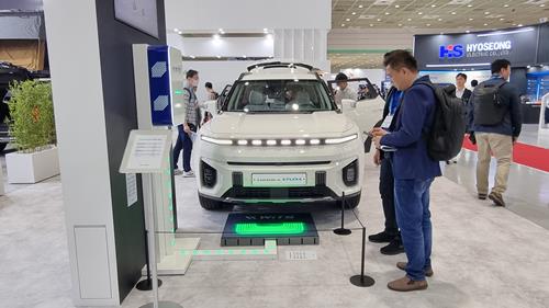 KG모빌리티가 부스에서 토레스 EVX에 적용한 전기차 무선충전 기술을 소개하고 있다. / 사진=최동훈 기자