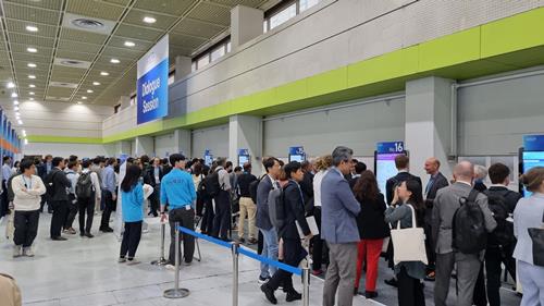 기업·기관 관계자들이 연구보고서 내용을 설명하는 다이얼로그 세션에 많은 방문객들이 몰려 있다. / 사진=최동훈 기자