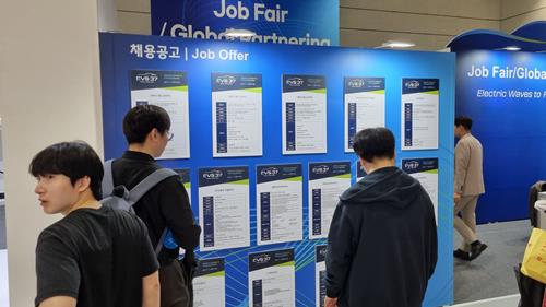 방문객들이 현장에 게시된 채용공고의 내용을 살펴보고 있다. / 사진=최동훈 기자