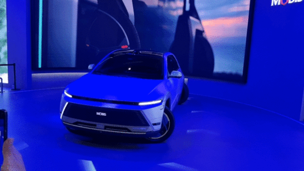 현대모비스가 부스에서 실증차량 모비온으로 제자리 회전하는 제로턴을 시연하고 있다. / 영상=최동훈 기자