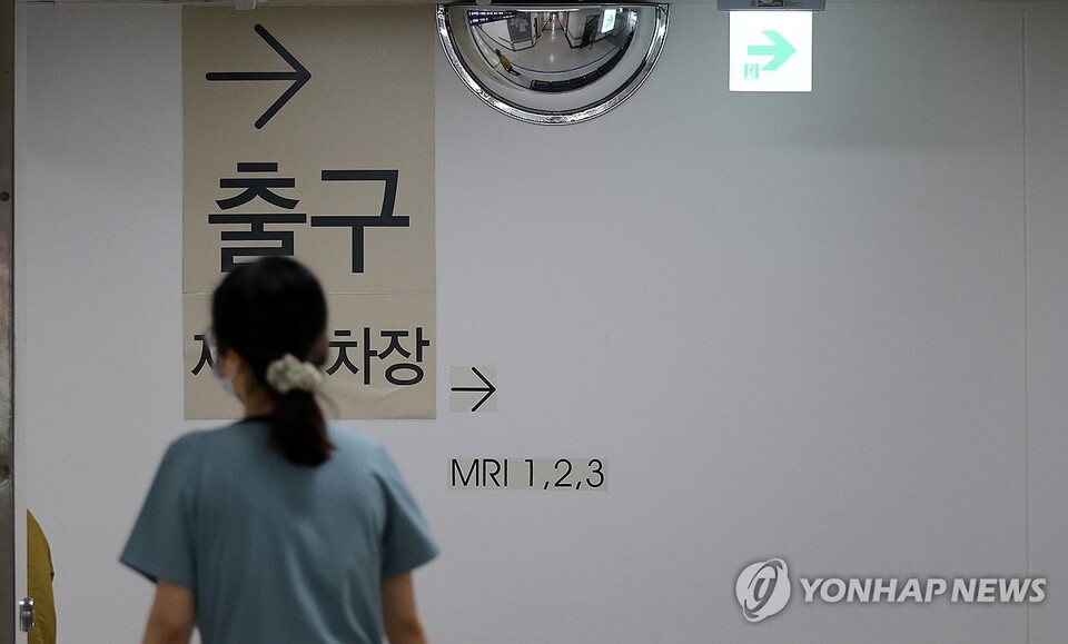 25일 대전시 중구 대사동 충남대학교병원에서 한 병원 관계자가 복도를 지나가고 있다. / 사진=연합뉴스