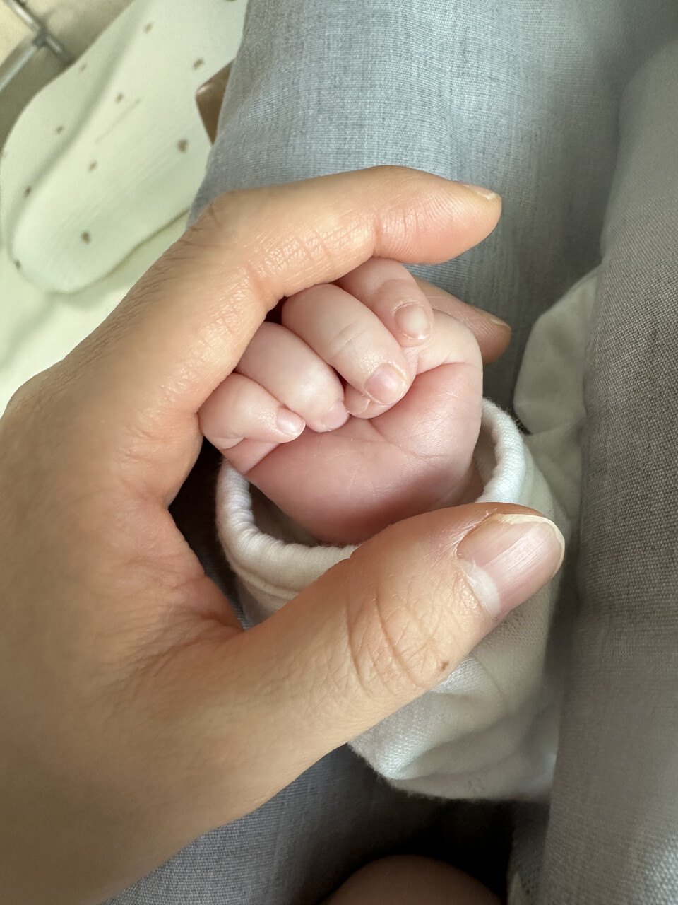 직장인 강진우씨가 지난 2월 26일 태어난 첫 아이의 손을 잡고 있다. 그는 첫 딸이 너무나 예쁘고 사랑스럽지만, 왜 주변 맞벌이 가정에서 자녀를 하나만 낳는 지도 체감된다고 한다. /사진=강 씨 제공 