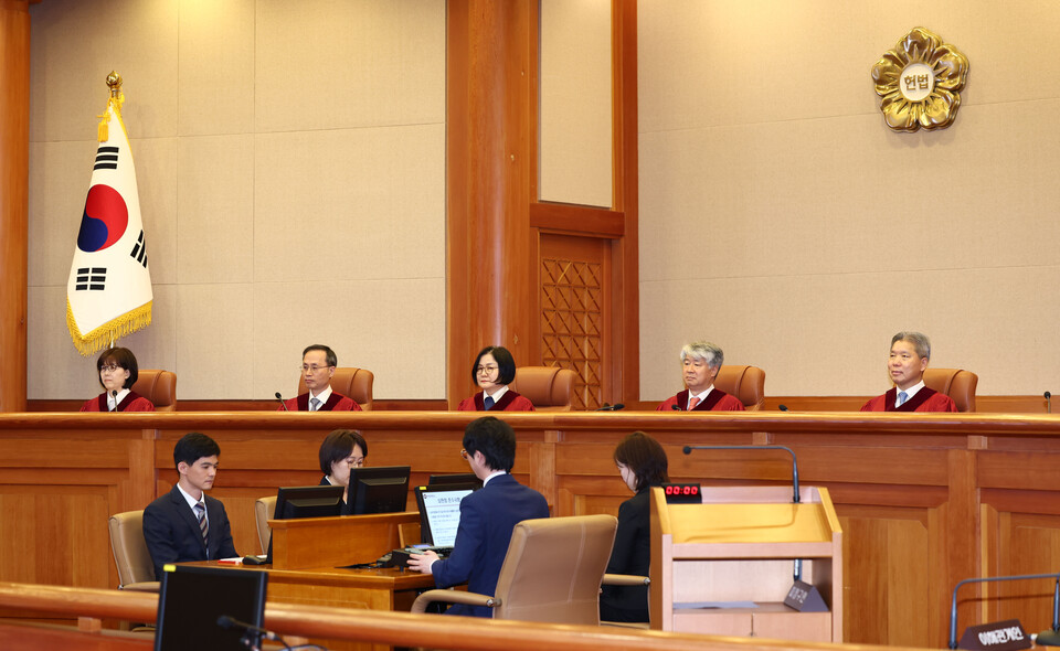 이종석 헌법재판소장과 재판관들이 25일 서울 종로구 헌법재판소 대심판정에서 열린 민법 제1112조 등 유류분 제도에 대한 위헌법률심판 및 헌법소원 선고를 위해 자리하고 있다. 이날 헌재는 '형제자매에게 유산상속 강제'는 유류분 제도 위헌이라고 선고했다. /사진=연합뉴스
