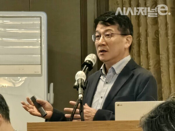 신민수 한양대 경영학부 교수가 26일 서울 중구 프레스센터에서 ‘통신시장의 구조변화와 요금정책의 쟁점’을 주제로 진행된 세미나에서 발표하고 있다. / 사진 = 김용수 기자
