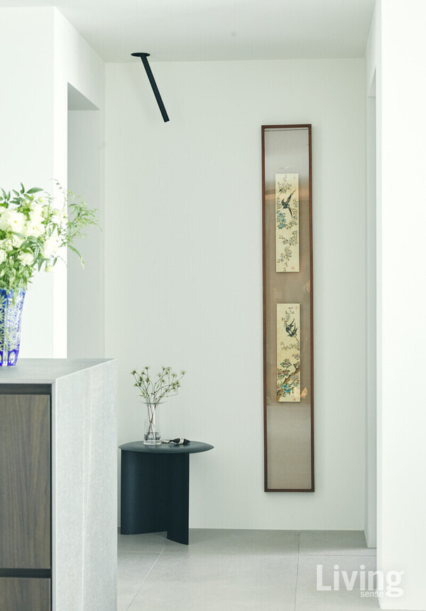  혜경 씨의 어머니는 교사로 재직후 취미로 민화를 그리고 있다. 혜경 씨는 어머니에게 선물받은 민화를 모리함의 액자와 함께 복도에 걸었다. 