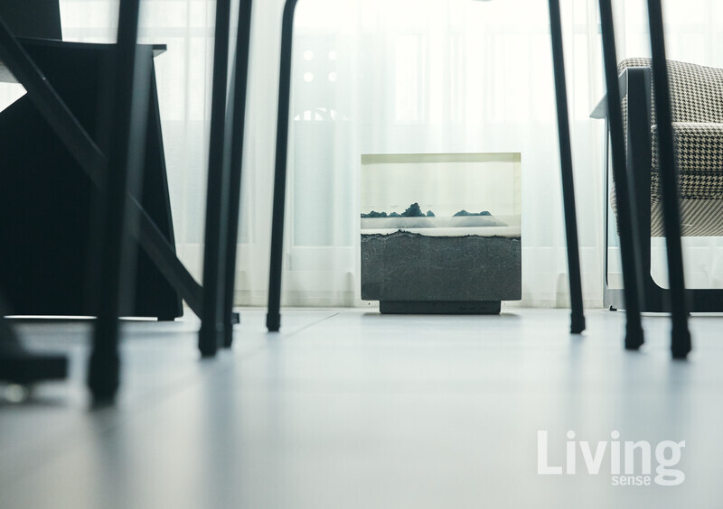 창가에 놓인 전아현 작가의 ‘심산’.