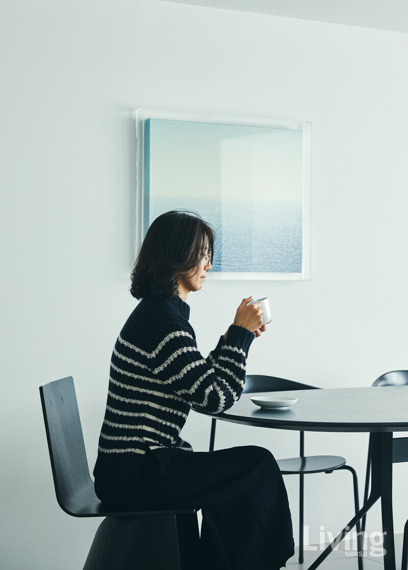 혜경 씨가 이 집에서 가장 좋아하는 집의 시간. 거실의 라운드 테이블에 앉아 가족과 함께, 또는 혼자 정취를 즐긴다. 