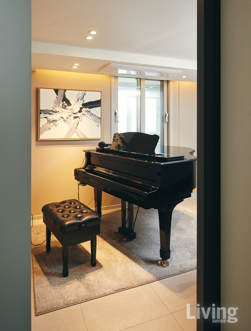 음악실에 놓인 피아노 곁에는 우종택 작가의 Memory of origin ‘ ’이 걸렸다