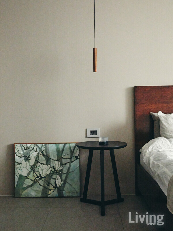 기존 가구와 어울리도록 마감재를 배치하고, 포인트 조명을 스타일링해 미니멀하게 꾸민 마스터 베드룸.