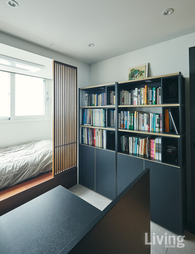 자녀 방은 본래 발코니로 쓰이던 공간을 확장한 후, 철거가 불가했던 단상을 침대처럼 활용했다.