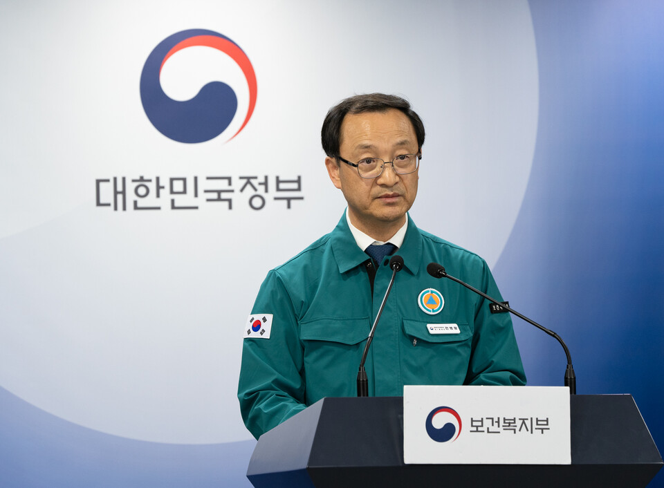 전병왕 보건복지부 보건의료정책실장이 26일 서울 종로구 정부서울청사에서 의사 집단행동 중대본 회의 결과 브리핑을 하고 있다. / 사진=복지부