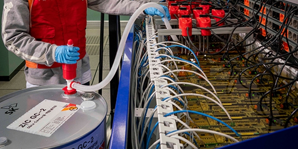 SK엔무브의 액침냉각유가 SK텔레콤 데이터센버 서버 장비에서 실증되는 모습. / 사진=SK