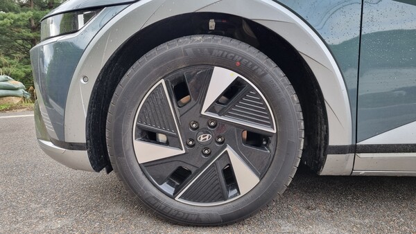 더 뉴 아이오닉5에 장착된 미쉐린 19인치 사계절용 타이어 프라이머시. / 사진=최동훈 기자