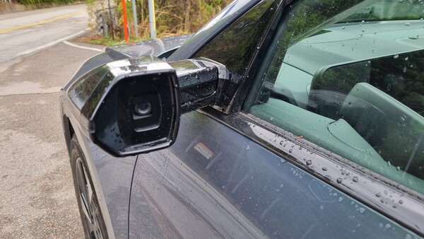 더 뉴 아이오닉5의 디지털 사이드 미러. 카메라 영상으로 측후면 장면을 운전자에게 보여주는 해당 장치는 이전 모델에 비해 더욱 완만한 외형과 작아진 크기를 갖췄다. / 사진=최동훈 기자