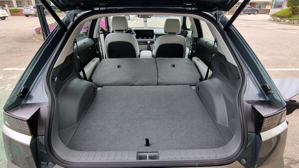 더 뉴 아이오닉5의 2열 시트 등받이를 앞으로 접어 확보한 실내 공간. / 사진=최동훈 기자