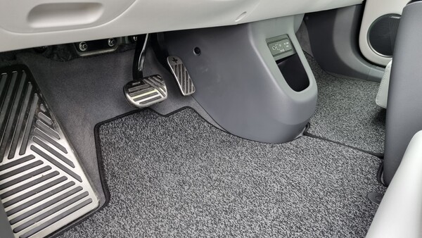 더 뉴 아이오닉5의 1열 레그룸 전경. 플로어가 동승석까지 평탄화해 공간을 더욱 유연하게 활용할 수 있다. / 사진=최동훈 기자