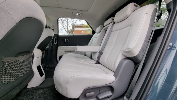 더 뉴 아이오닉5의 2열 전경. / 사진=최동훈 기자