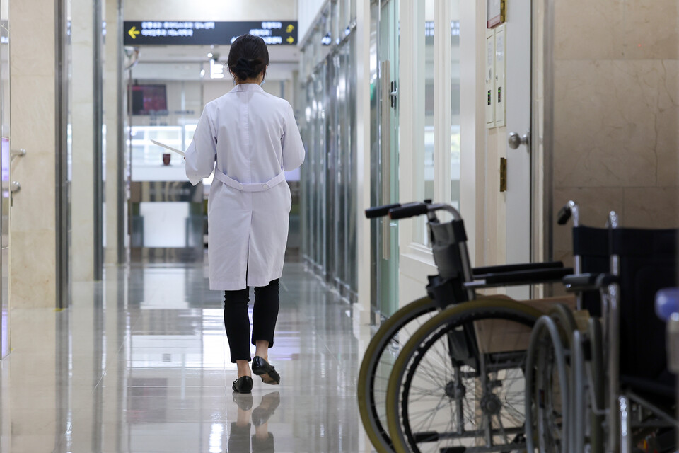 서울 시내 한 대학 병원에서 의료 관계자가 이동하고 있다./ 사진=연합뉴스