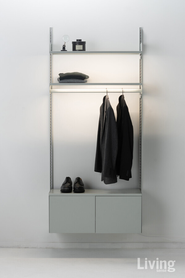 레어로우의 베스트셀러인 시스템000은 모듈 시스템 가구의 무한한 확장성을 보여준다.