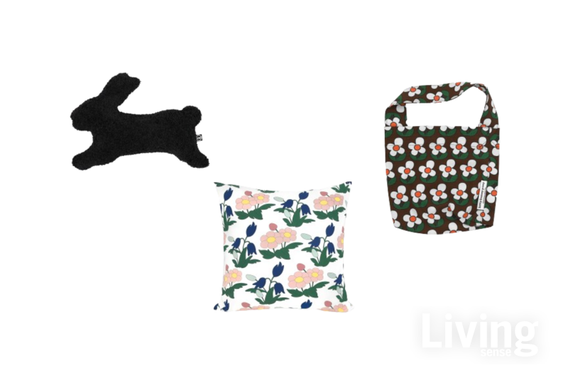 키티버니포니의 상징인 토끼 모양 해피 버니 블랙 플러시 쿠션. 화사한 플라워 패턴의 보타넬라 핑크 쿠션. 오래된 만화영화에서 영감을 받은 리틀 데이지 팜 타이니 호보 백.