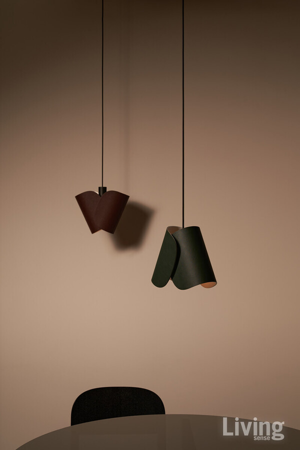  2개의 셰이드가 날개처럼 광원을 감싸는 디자인의 플립 조명.