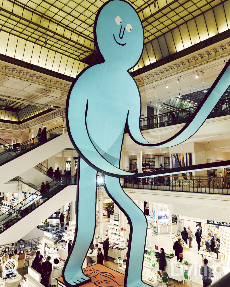 10m 높이의 거대한 페이퍼 피플이 르봉 마르셰 백화점 중앙에서 파리지앵들을 반겼다.