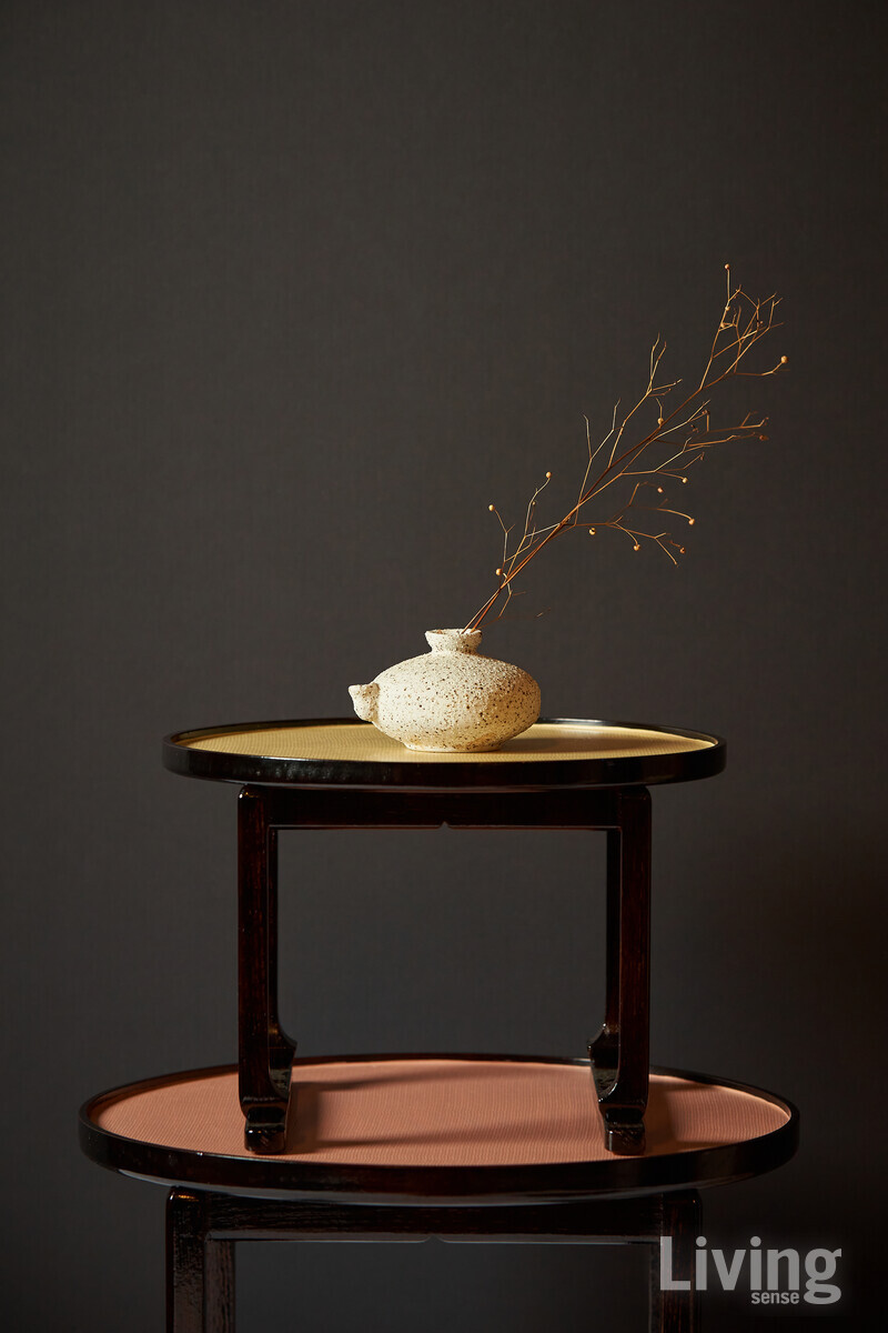 물레나무와 자작나무로 만든 바오 소반. 삼베를 입혀 견고하고, 옻칠로 방수·방충·항균 기능을 더했다.