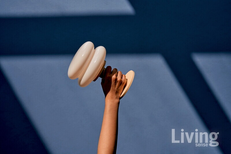 일광전구의 첫 번째 무선 조명 스노우맨15 솔리드 포터블 스탠드. 납작한 눈사람을 닮은 모습으로 가장 많은 사랑을 받는 제품.