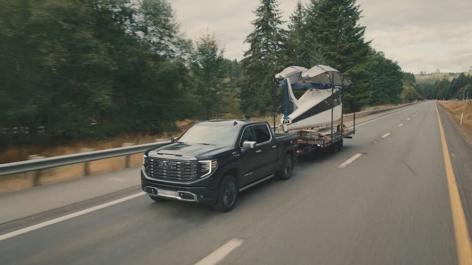 GMC 시에라는 3945kg의 최대 견인력과 다양한 트레일러링 기술을 탑재해 전장 10m가 넘는 초대형 카라반도 견인이 가능하다. / 사진=GM