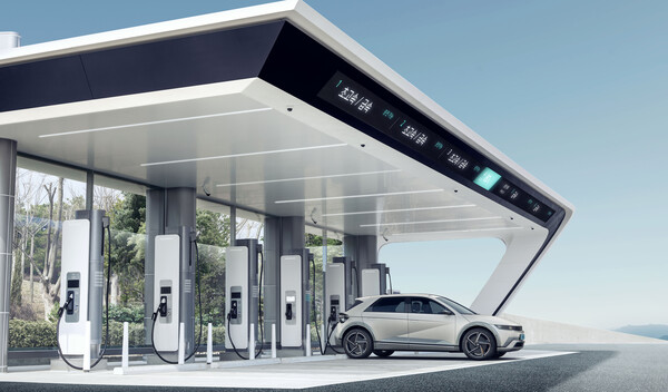 현대자동차그룹의 전기차 초고속 충전소 E-pit에 아이오닉5가 충전 중이다. / 사진=현대자동차