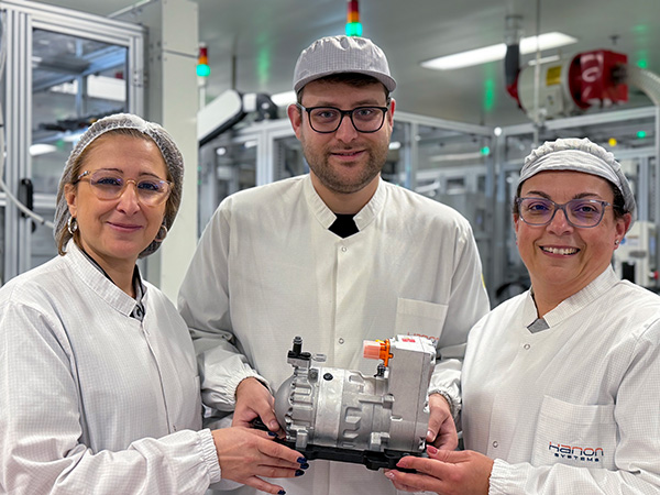 포르투갈 파멜라에 위치한 한온시스템 공장의 직원들이 주력 제품 중 하나인 R744 전동 컴프레서를 들고 사진 촬영하고 있다. / 사진=한온시스템