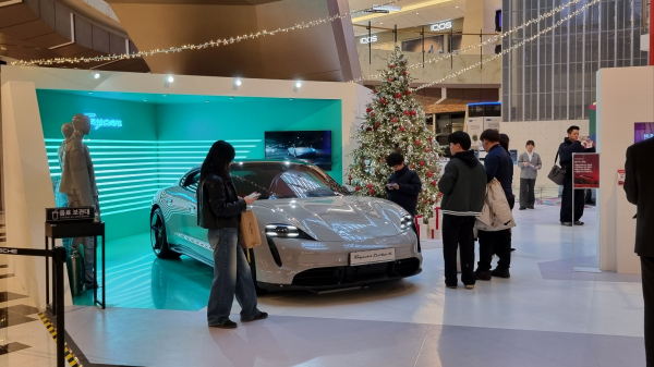 지난 1월 12일 서울 여의도 IFC몰 L3층에 마련된 포르쉐코리아 전시공간 타이칸 디자인 랩에 10대 방문객들이 찾아 전시 차량을 살피고 있다. / 사진=최동훈 기자