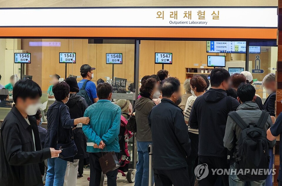 13일 서울 시내 한 대형병원이 환자, 내원객, 의료진으로 붐비고 있다. / 사진=연합뉴스