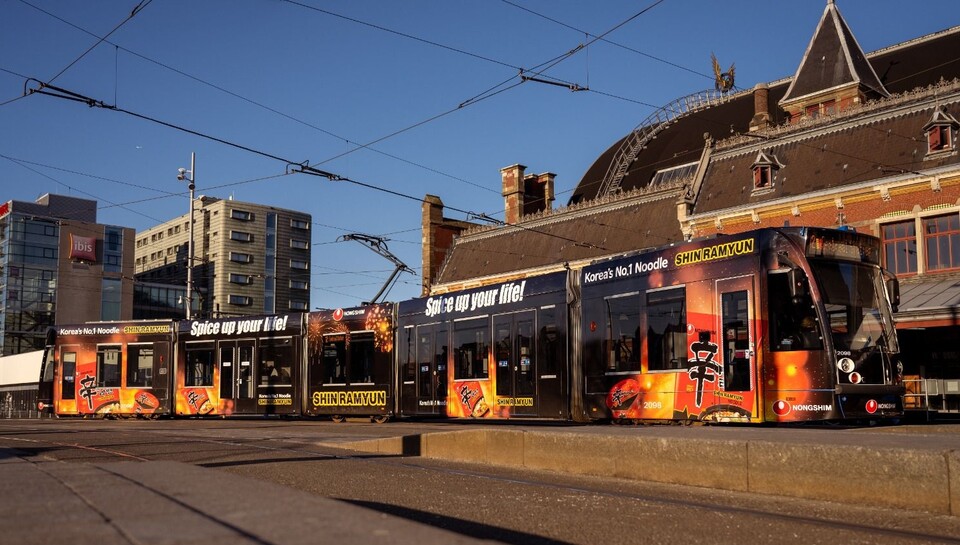 네덜란드 트램에 랩핑된 신라면. / 사진=농심