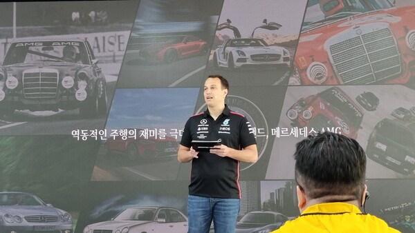킬리안 텔렌 벤츠 코리아 부사장이 현장에서 AMG 브랜드를 소개하고 있다. / 사진=최동훈 기자